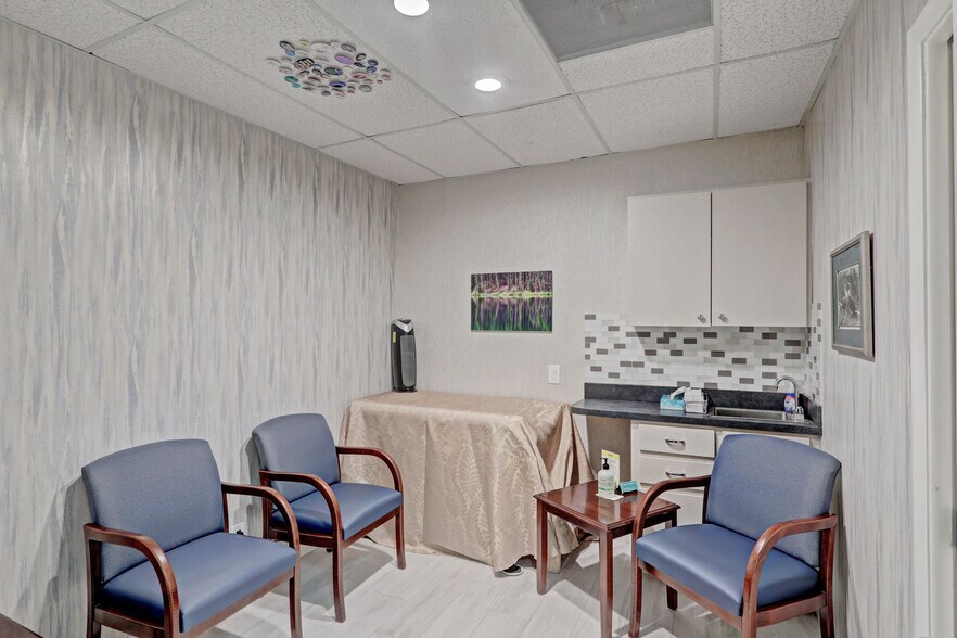 More Photos Of 3537 Forest Hill Blvd, West Palm Beach Medical For Lease