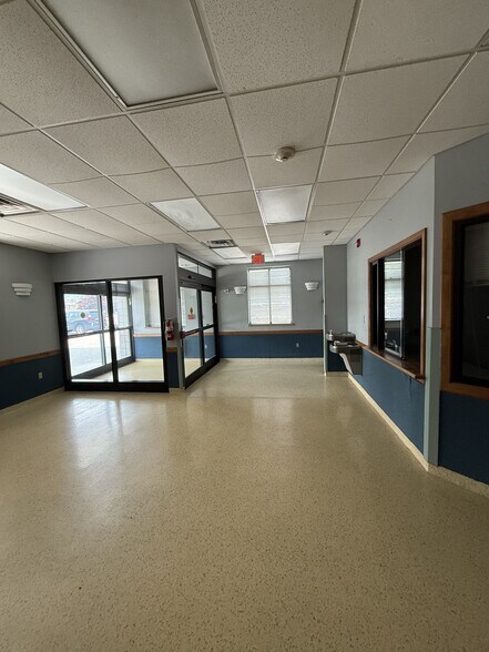 More Photos Of 305 River Dr, LaFollette Medical For Sale