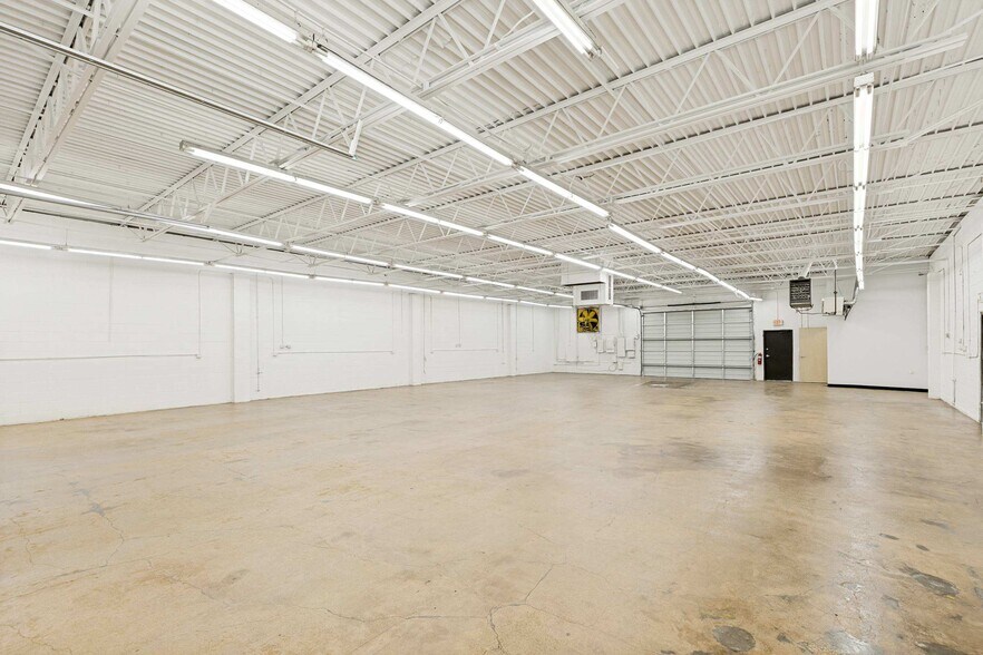 More Photos Of 406 Bishop Ave, Richardson Industrial For Lease