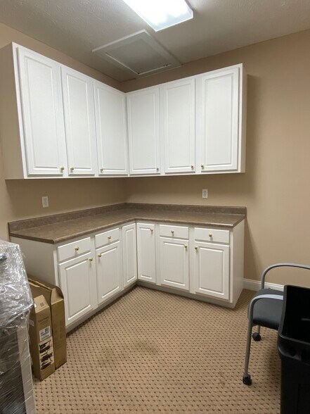 More Photos Of 2931 Breezewood Ave, Fayetteville Office For Lease