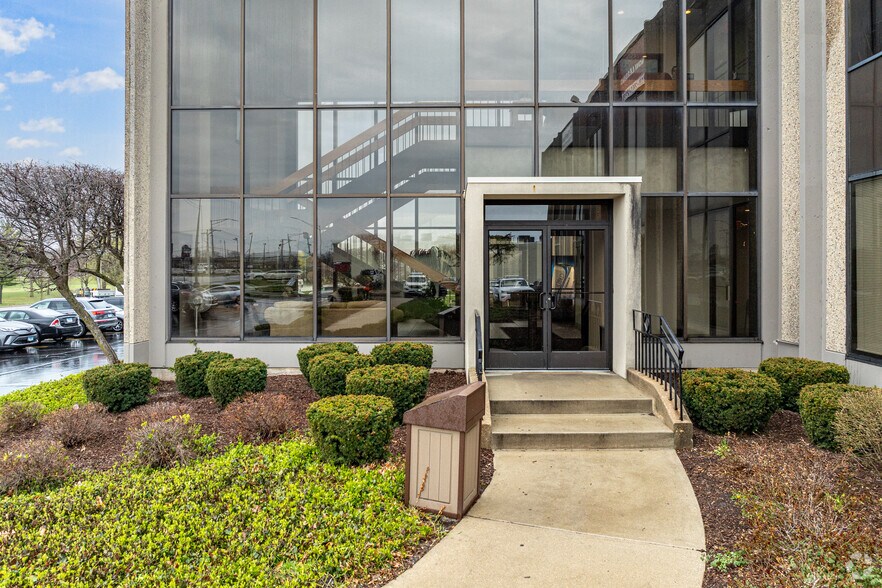 More Photos Of 3033 W Jefferson St, Joliet Office For Lease