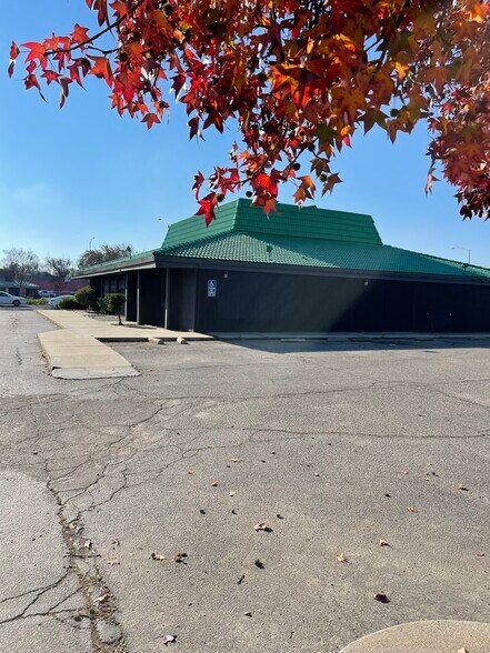 Primary Photo Of 125 Shaw Ave, Clovis Freestanding For Sale