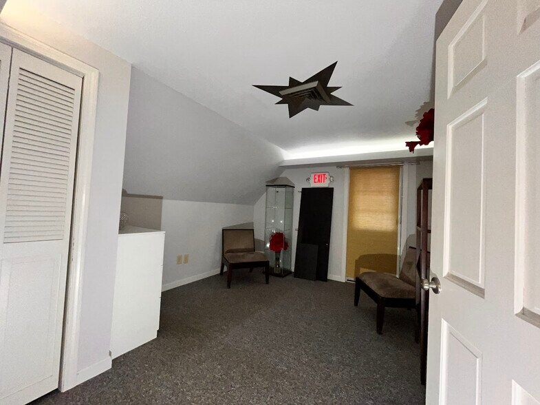 More Photos Of 110 Ponemah Rd, Amherst Freestanding For Sale