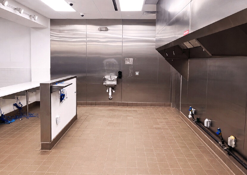 More Photos Of 5000 E Main St, Farmington Department Store For Lease