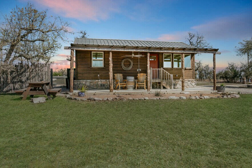 More Photos Of 100 Five Star Trl, Fredericksburg Hotel For Sale