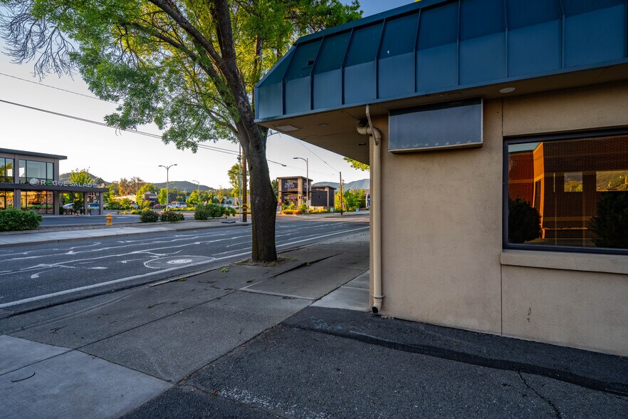 More Photos Of 735 SE 7th St, Grants Pass Office For Sale