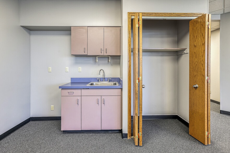 More Photos Of 10502 NW Ambassador Dr, Kansas City Office For Lease