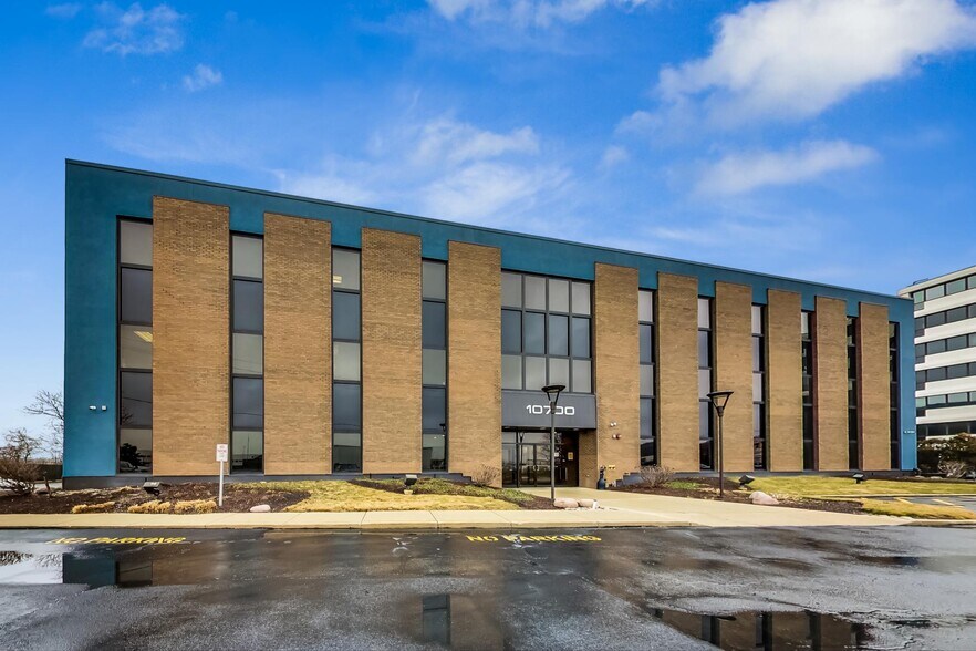 More Photos Of 10700 W Higgins Rd, Rosemont Office For Sale