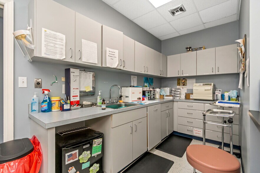 More Photos Of 7641 66th St N, Pinellas Park Medical For Sale