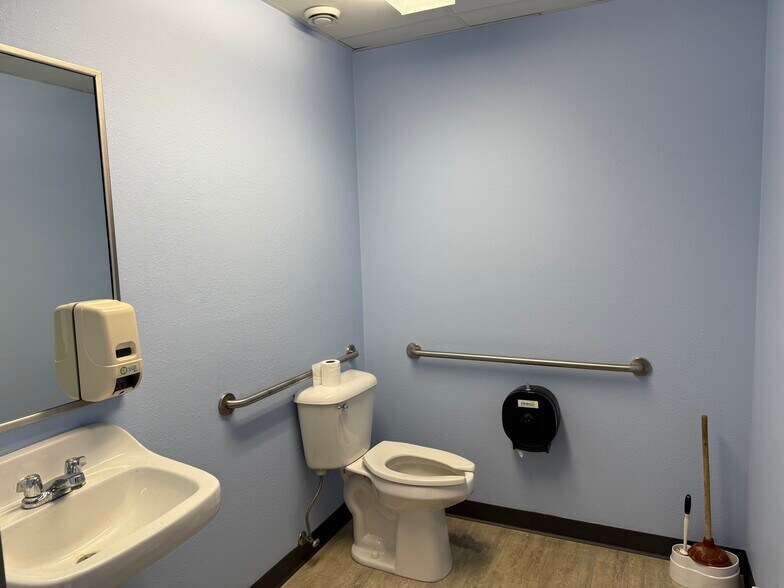 More Photos Of 223 N Seymour St, Fond Du Lac Manufacturing For Lease