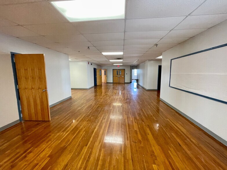 More Photos Of 216 E College St, Seguin Flex For Sale