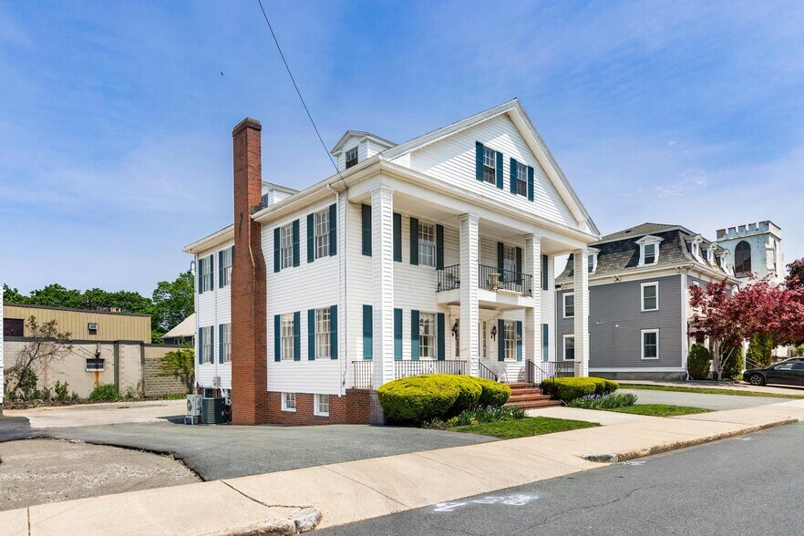 More Photos Of 4-6 Common St, Stoneham Storefront Retail Residential For Sale