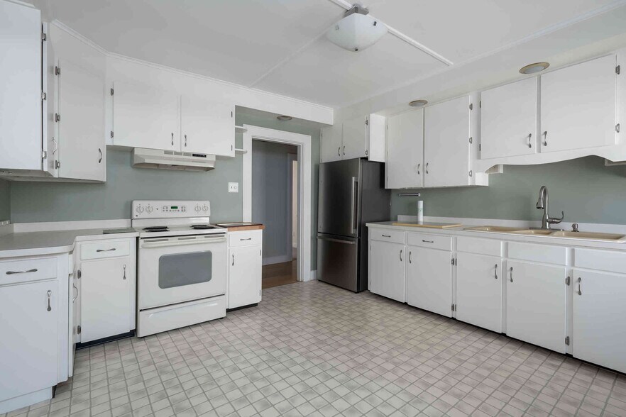 More Photos Of 435 York St, York Office Residential For Sale