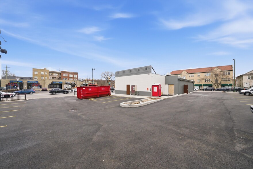 More Photos Of 2201 W Howard St, Chicago Restaurant For Lease