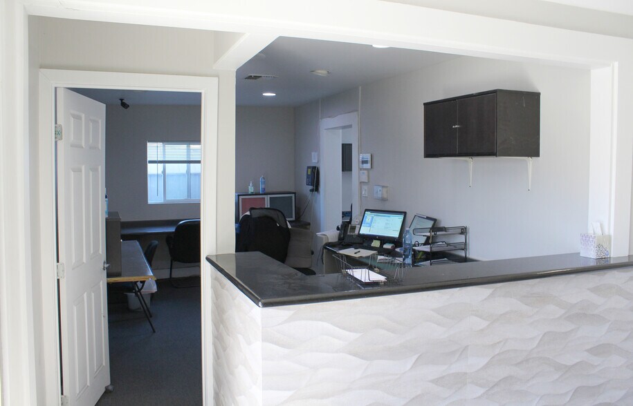 More Photos Of 6944 Reseda Blvd, Reseda Freestanding For Lease