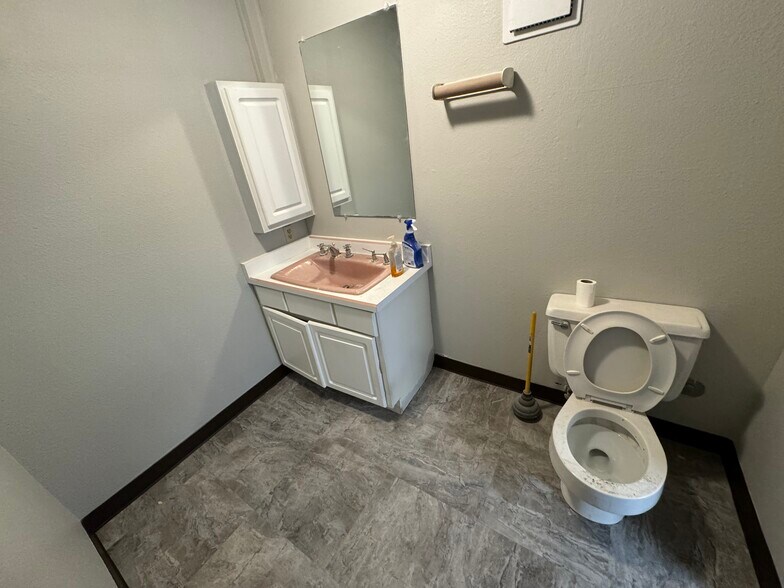 More Photos Of 2458 I 70 Business Loop, Grand Junction Service For Lease