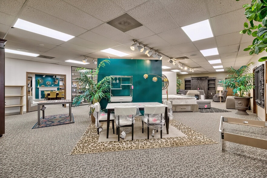 More Photos Of 1076 Sunset Blvd, West Columbia Showroom For Lease