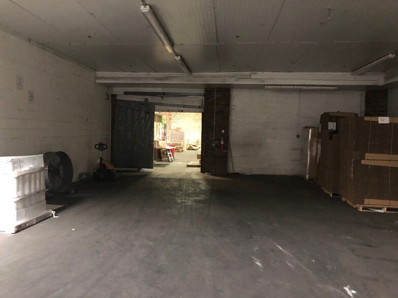 More Photos Of 16-26 Esther St, Newark Manufacturing For Lease