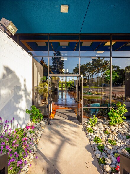 More Photos Of 980 Huntington Dr, San Marino Bank For Lease