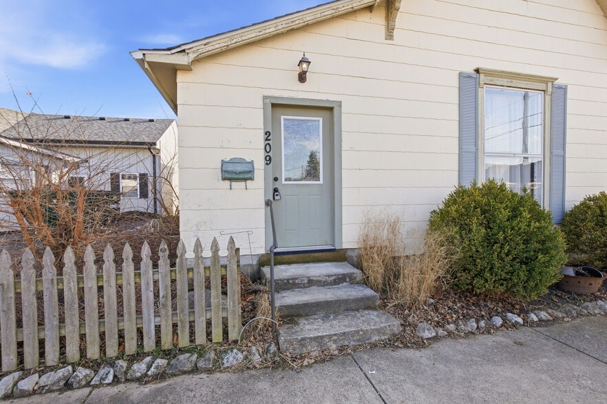 More Photos Of 209 W North St, Lebanon Office For Sale