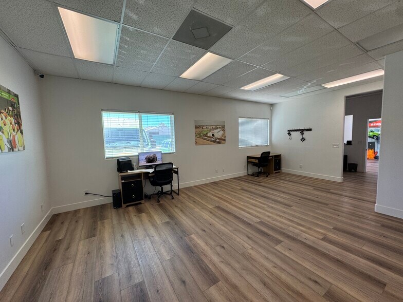 More Photos Of 215 W Ash St, Fallbrook Light Distribution For Lease