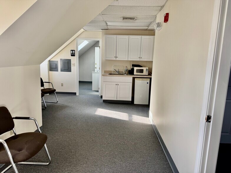 More Photos Of 567-575 E Main Rd, Middletown Freestanding For Lease