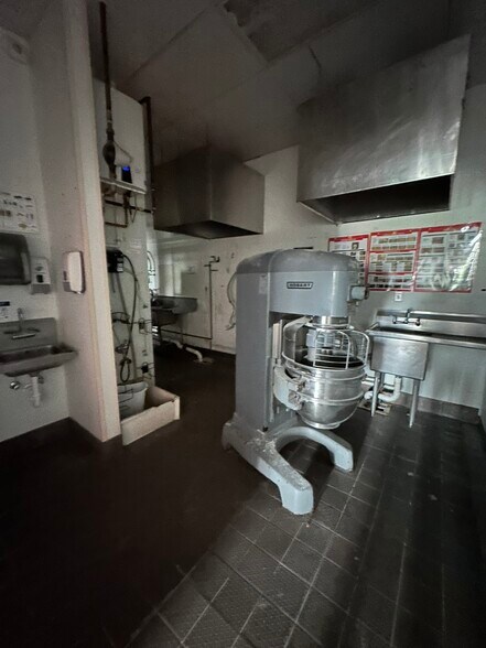 More Photos Of 2150-2172 Walker Lake Rd, Ontario General Retail For Sale