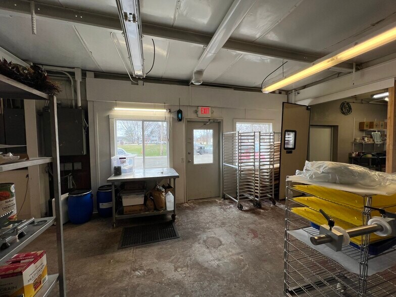 More Photos Of 6895 Paoli Rd, Belleville Restaurant For Lease