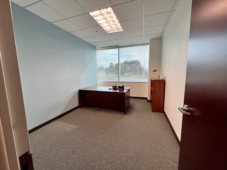 More Photos Of 555 Quince Orchard Rd, Gaithersburg Office For Lease