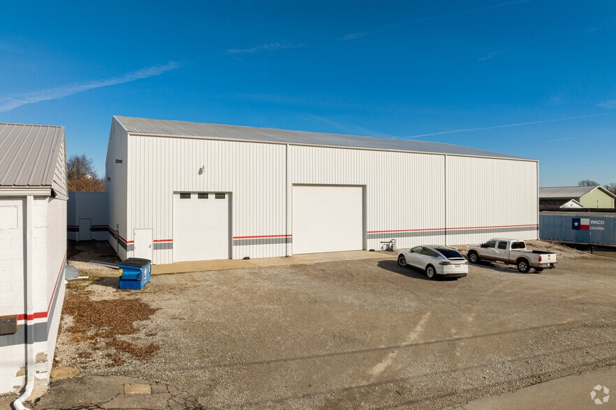 More Photos Of 310 Union St, Russiaville Warehouse For Lease