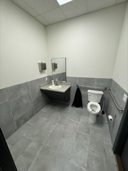 More Photos Of 3810 N Mason Rd, Katy Light Distribution For Lease