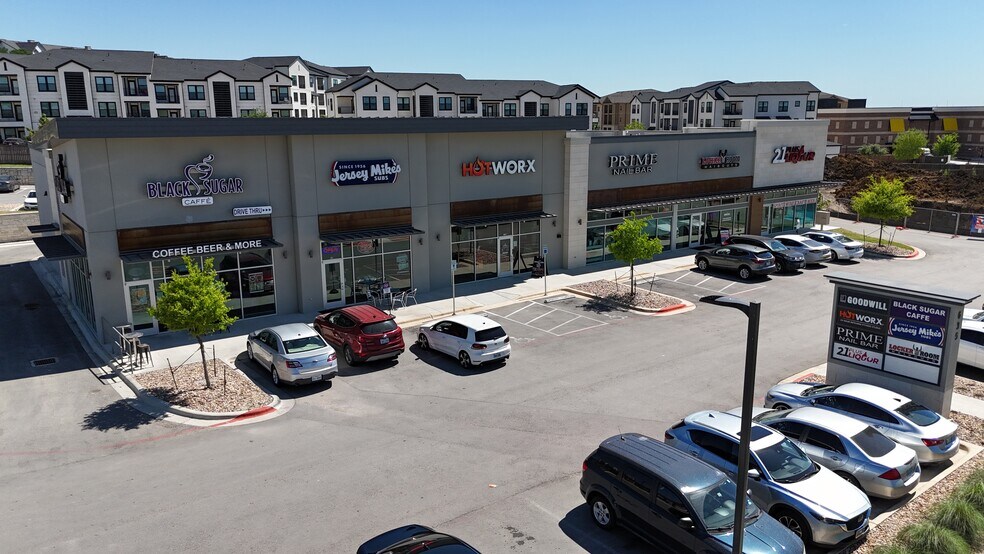 More Photos Of 635 University Blvd, Round Rock Storefront For Sale