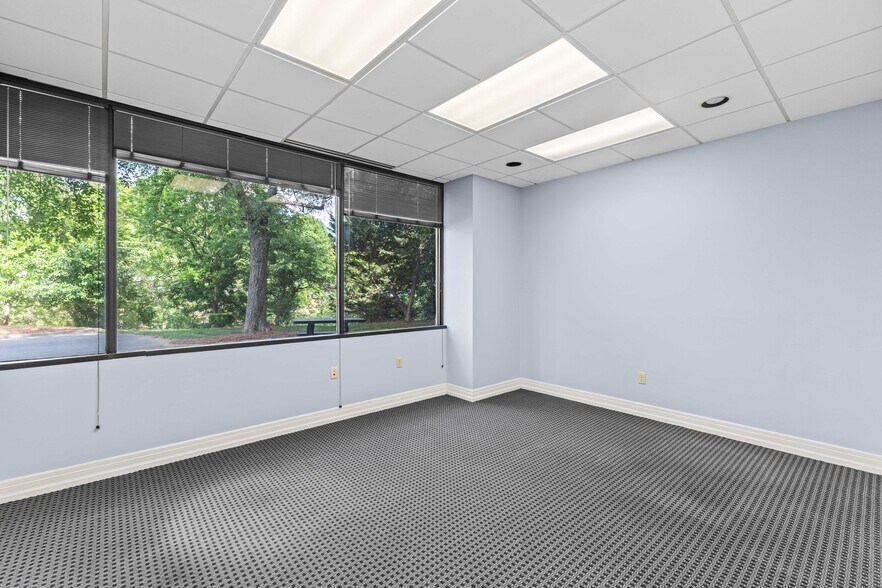 More Photos Of 741 Kenilworth Ave, Charlotte Office For Sale