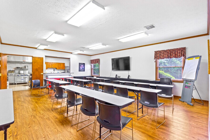 More Photos Of 1542 E Greyhound Pass, Carmel Medical For Lease