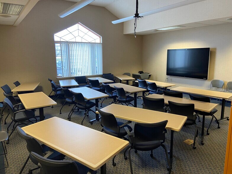 More Photos Of 711 Eisenhower Dr, Kimberly Office For Lease