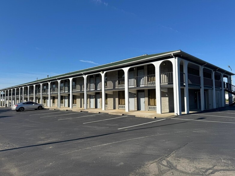 More Photos Of 990 Maple St, Russell Springs Hotel For Sale