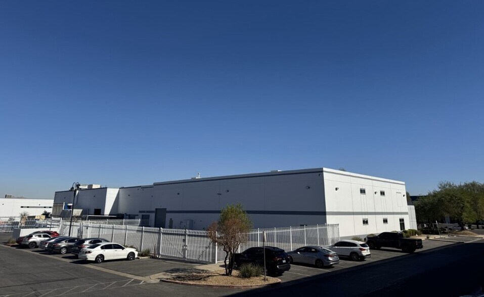 More Photos Of 7521 Eastgate Rd, Henderson Warehouse For Lease