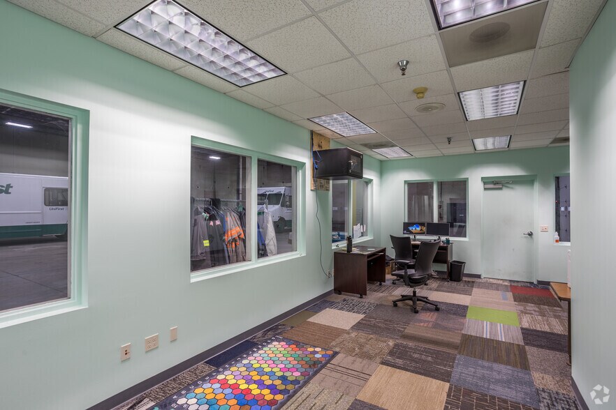 More Photos Of 2401 SE Creekview Dr, Ankeny Distribution For Lease