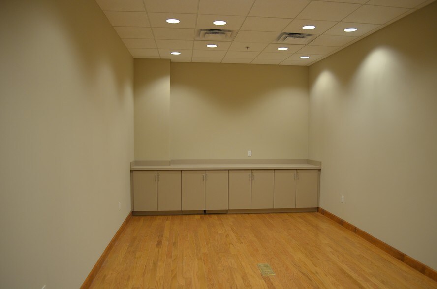 More Photos Of 4170 Lafayette Center Dr, Chantilly Light Distribution For Sale