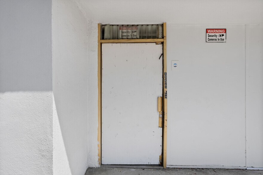 More Photos Of 19621-19623 1/2 Ventura Blvd, Tarzana Storefront Retail Residential For Sale