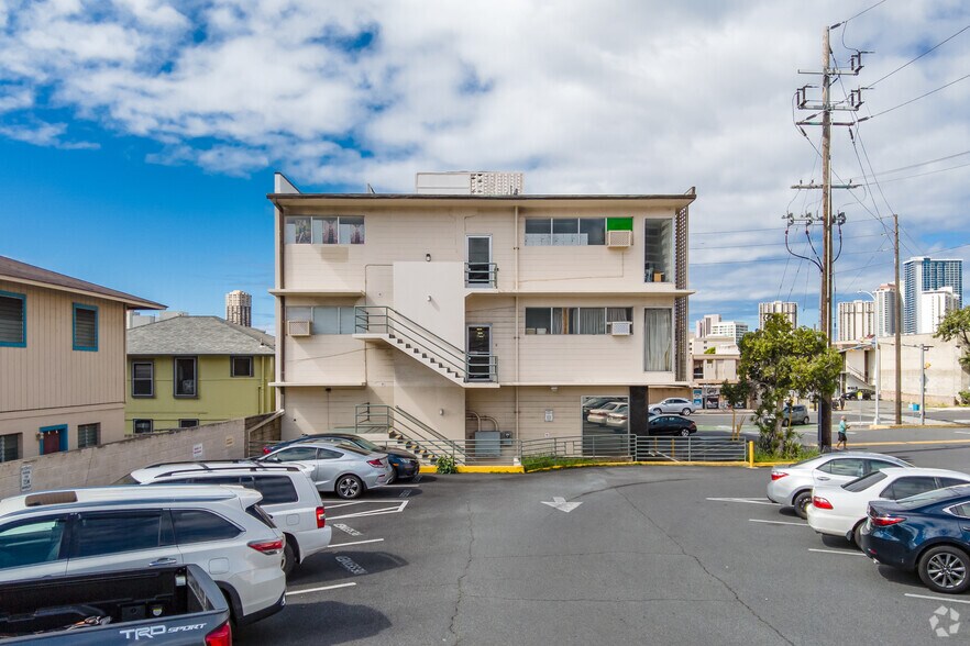 More Photos Of 1806 S King St, Honolulu Bank For Lease