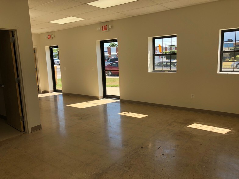 More Photos Of 40 Brook Ave, Deer Park Warehouse For Lease