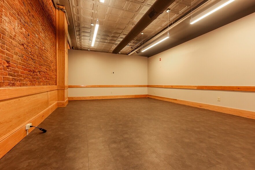 More Photos Of 154 Magnolia St, Spartanburg Storefront Retail Office For Lease
