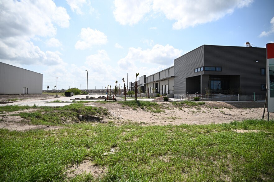 More Photos Of 7244 Industrial Cir, Brownsville Distribution For Lease