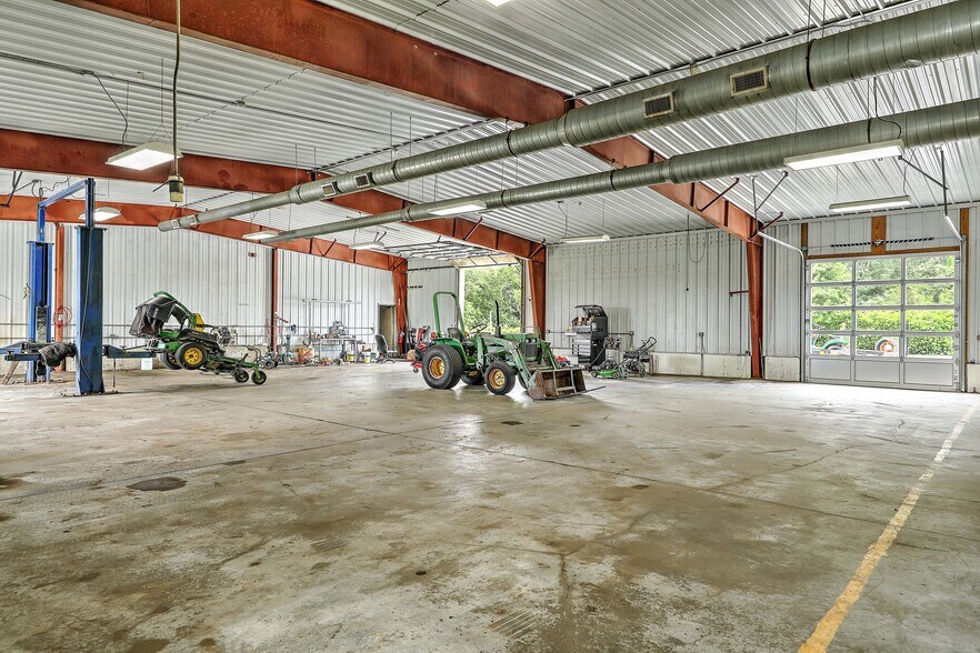 More Photos Of 1055 E Main Rd, Portsmouth Warehouse For Lease