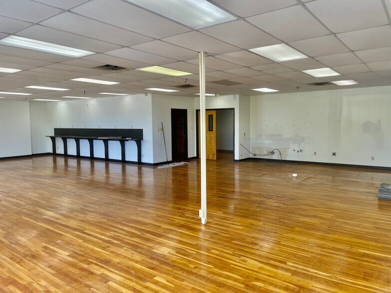 More Photos Of 216 E College St, Seguin Flex For Sale