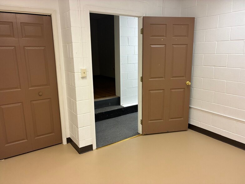 More Photos Of 1006 S Main St, Chambersburg Service Station For Lease