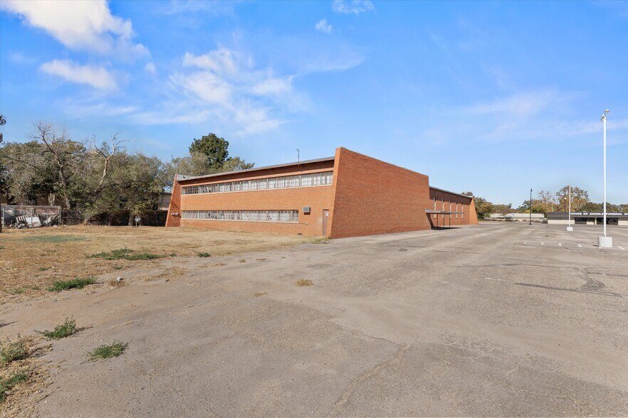 More Photos Of 1911 34th St, Lubbock Specialty For Sale