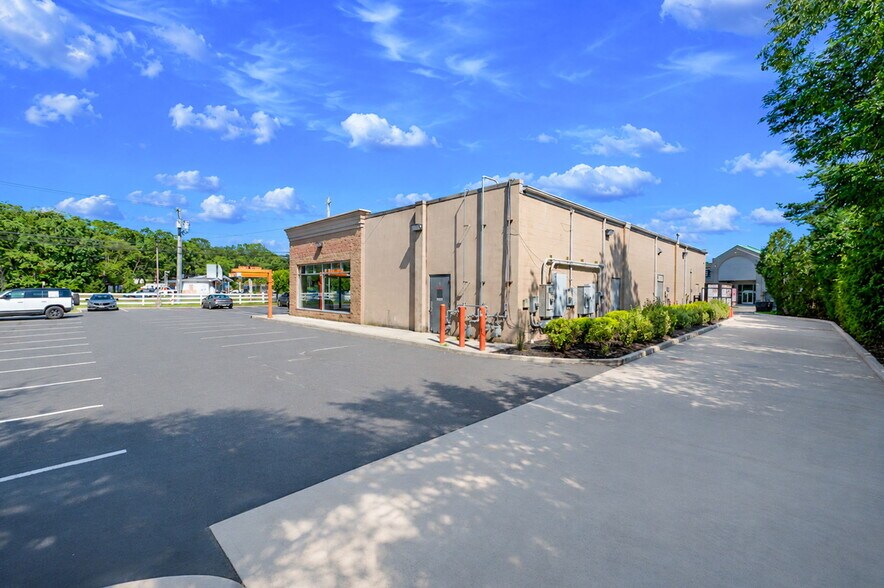 More Photos Of 1966 Veterans Memorial Hwy, Islandia Storefront For Lease