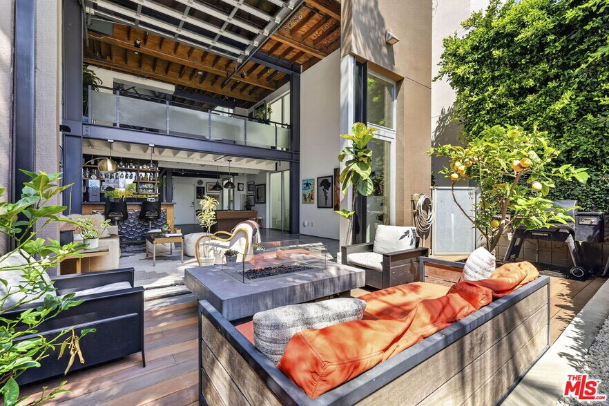 More Photos Of 2120 Narcissus Ct, Venice Office For Sale